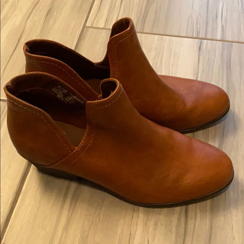 Booties with 1.5 inch heel. Cognac. Faux leather